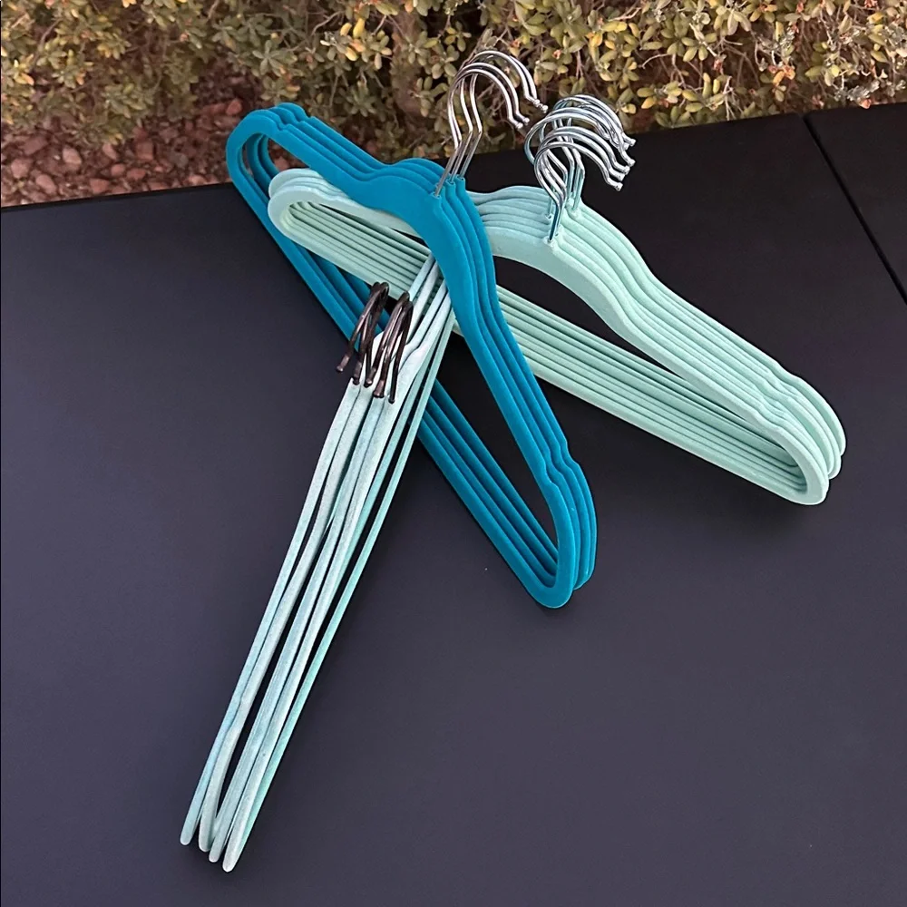 Velvet hangers heavy duty set of 16 counts, used-great condition.